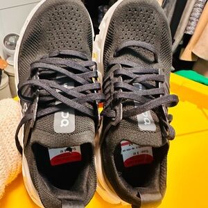 On Running Charcoal Athletic Shoes new on cloudtec sz5 runs small